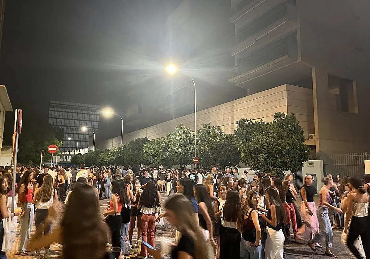 La desesperación de los vecinos del Puerto de Sevilla: 25 años aguantando botellones en la puerta de sus casas