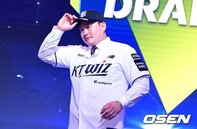 [사진]KBO 신인드래프트 나선 최지만, '전체 15순위로 KT행'