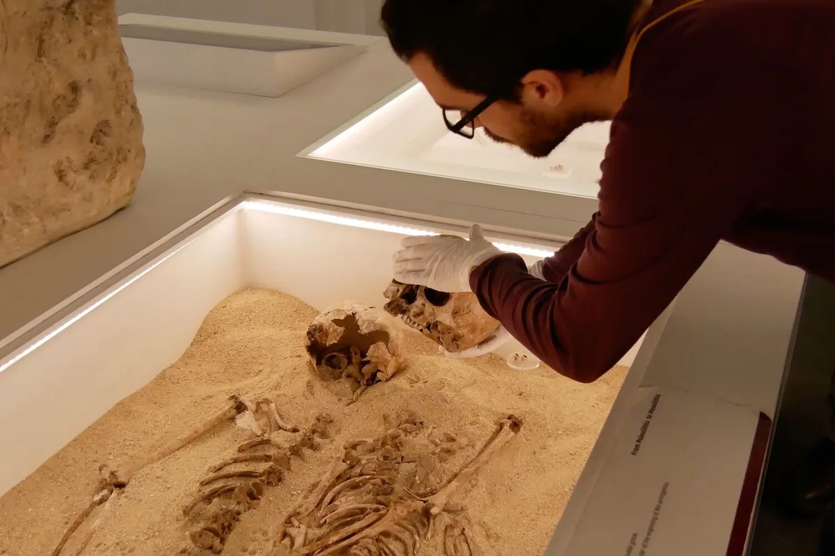 O “casal” abraçado há 12 mil anos era afinal mãe e filha