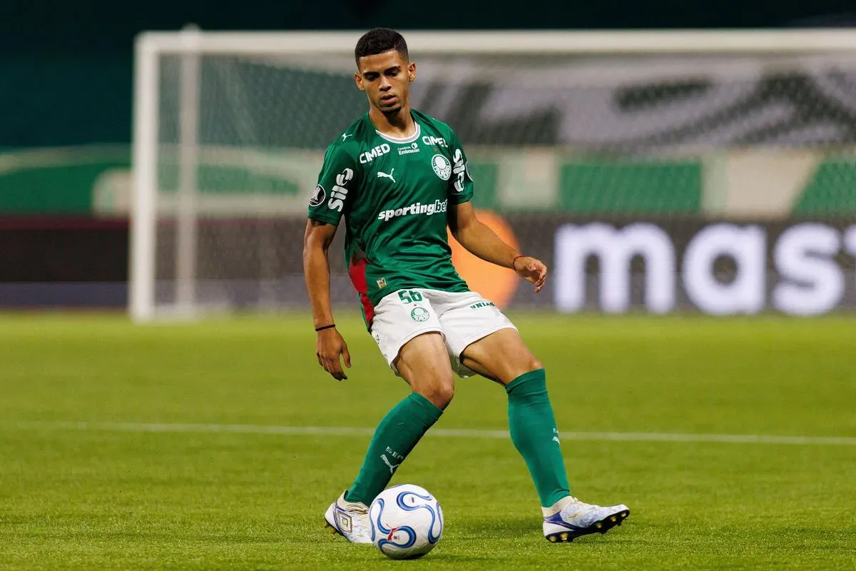 Fiorentina sinaliza R$ 78 milhões por promessa do Palmeiras; clube avalia futuro de lateral