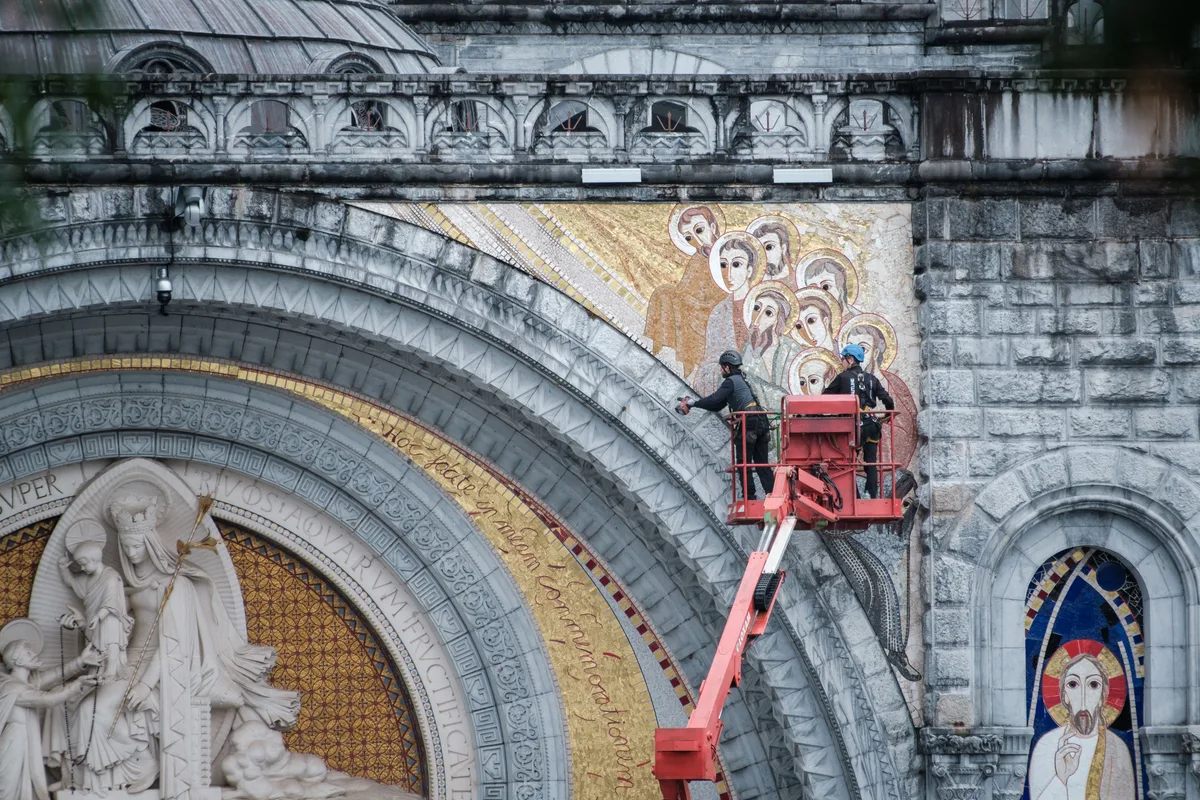 Avant la visite du pape à Lourdes, l’Église forcée de sortir du déni face aux mosaïques d’un prêtre accusé de viol