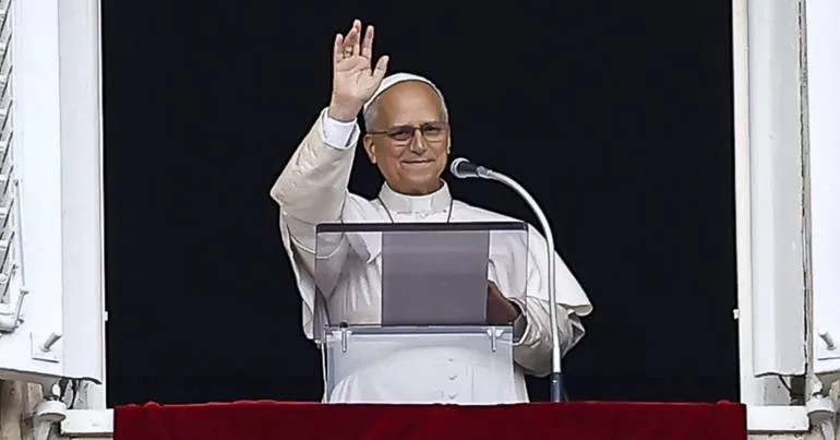 Papa reaparece na oração do Angelus, após operação