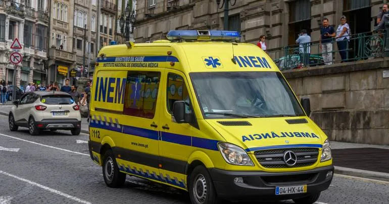 Cinco feridos em acidente. Condutor TVDE agredido