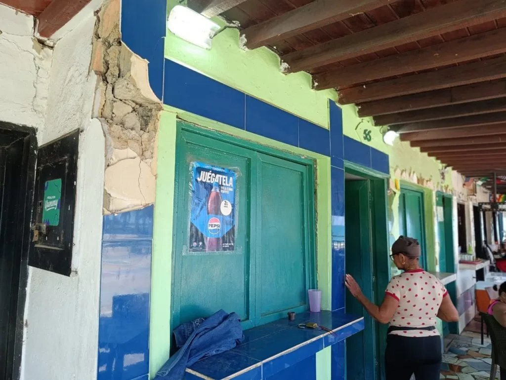 En los quioscos de playa Chévere en Catia La Mar inventan una receta: Levantarse con sus propios pies tras los terremotos