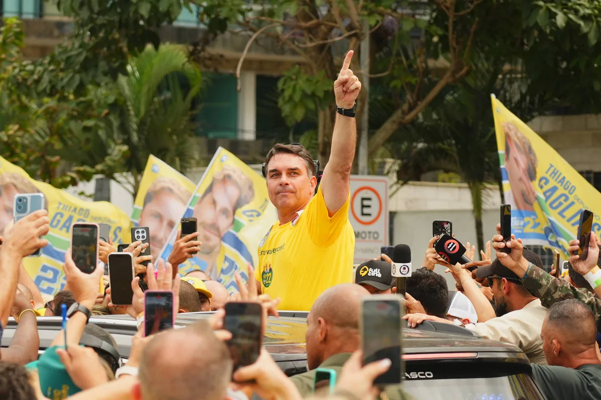 'Graças a Deus o sigilo foi afastado', diz Flávio, que pede liberação de inquérito de Lulinha