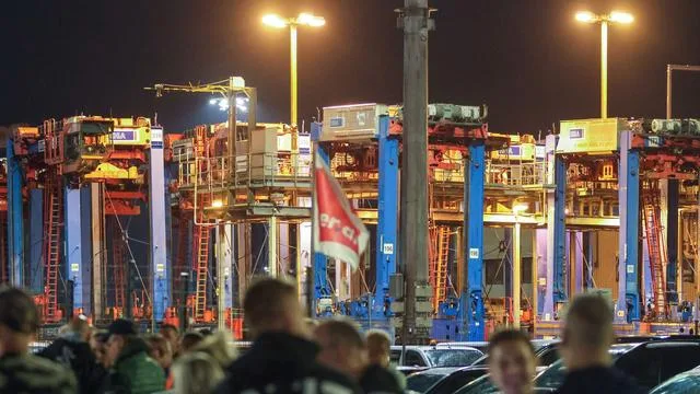 Transport: Warnstreik im Hamburger Hafen hat begonnen