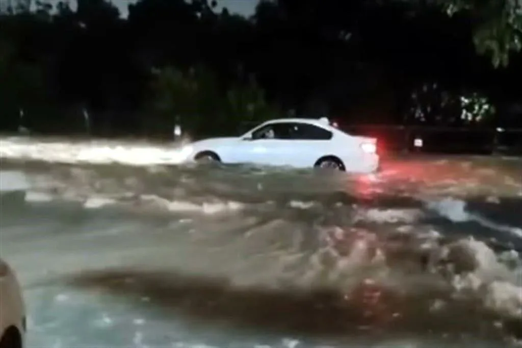 Lluvias inundan calles y avenidas en Nuevo León: Hay una persona atrapada y autos varados