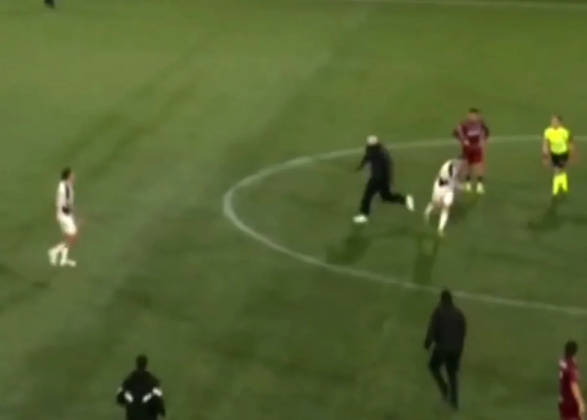 Uruguay: hinchas encapuchados saltaron a la cancha, interrumpieron el partido y agredieron a los jugadores