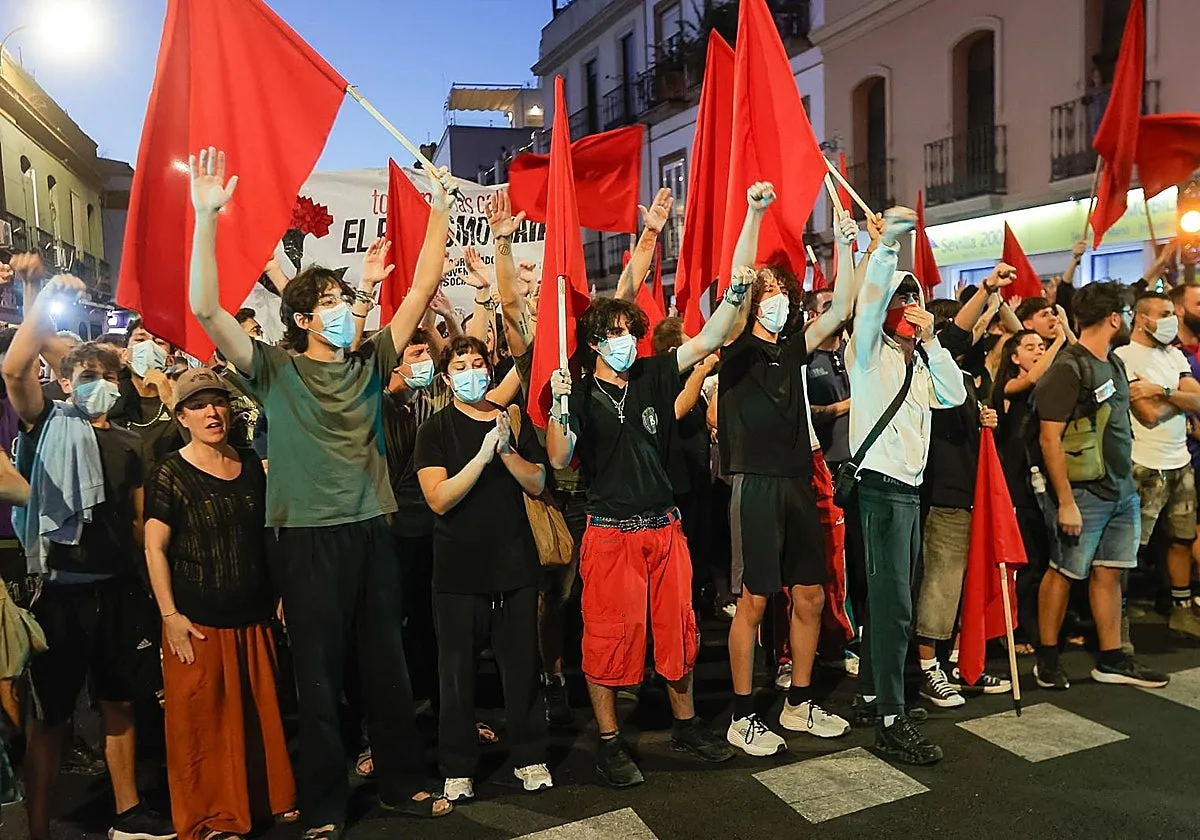 La acampada de Sevilla se une a las movilizaciones de homenaje a Maricarmen