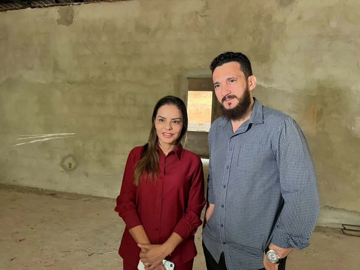 Primeira-dama faz parceria com igreja para levar saúde e assistência social ao bairro Placas