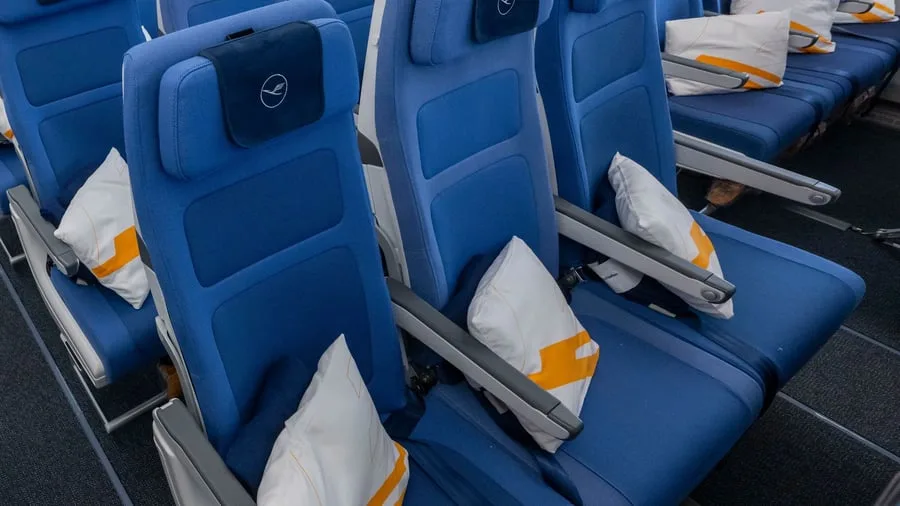 Liegen beim Fliegen: Darf ich mich beim Flug auf freien Plätzen hinlümmeln?