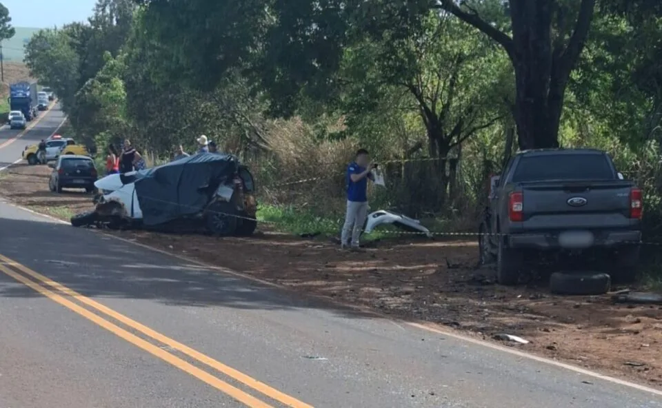 Colisão frontal deixa um morto e um ferido em grave acidente na PR-180
