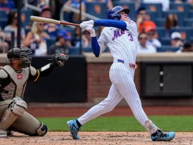 Carson Benge hits a two-run homer to help the surging Mets past the Padres, 4-2