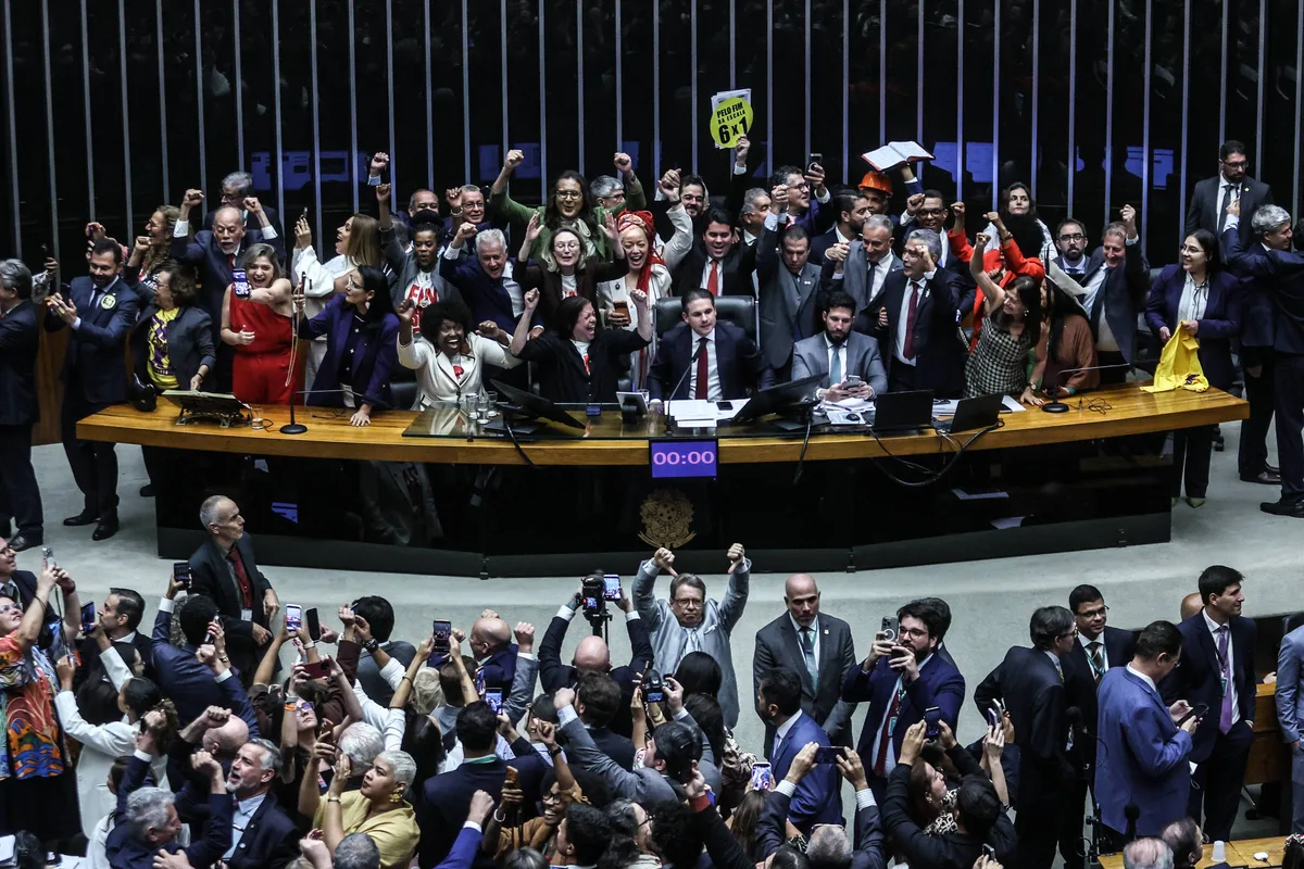 Candidatos criticam, mas n�o explicam como frear emendas