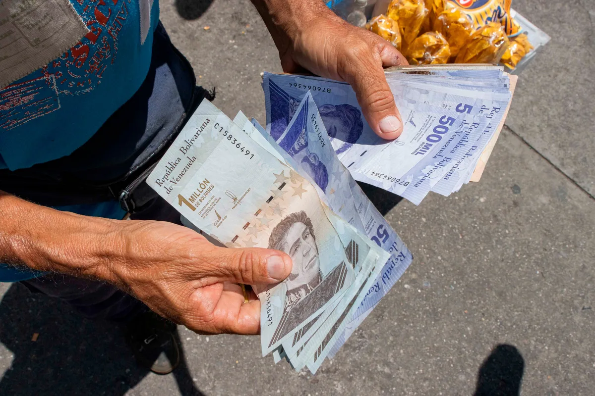 Las comisiones impuestas por el Banco Central de Venezuela golpean a los consumidores más pobres