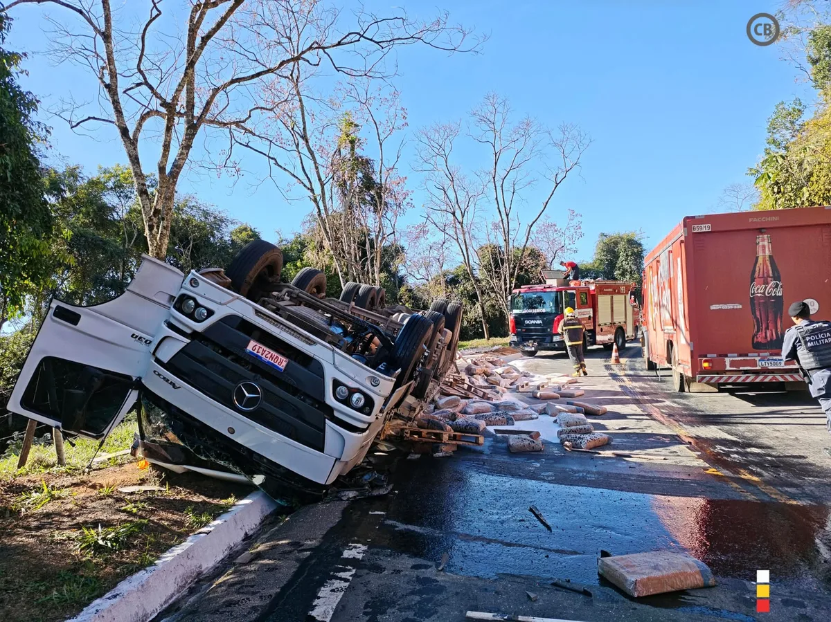 Caminhão capota em Alegre e deixa duas pessoas feridas