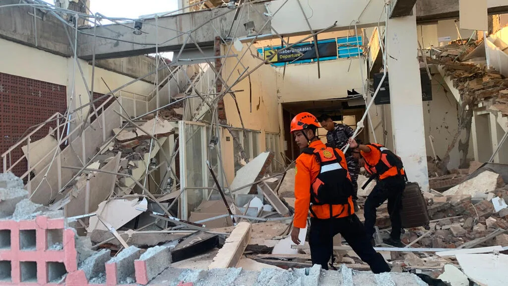 Séisme en Indonésie : au moins 48 morts, des milliers d'évacués en attente d'aide