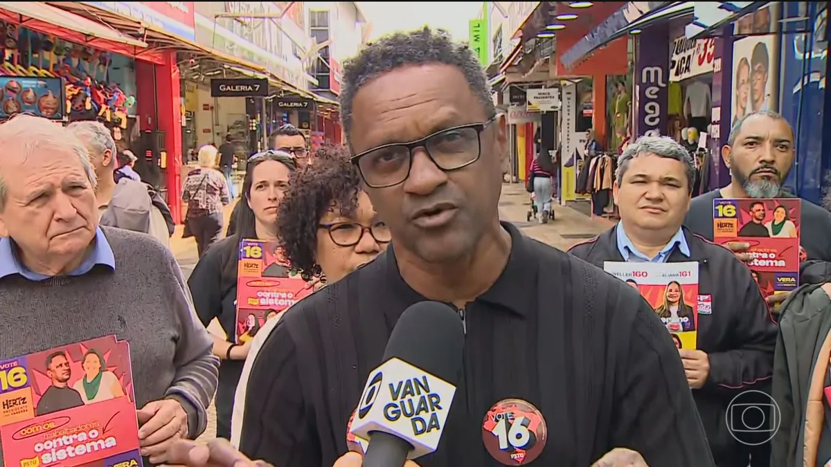 Hertz Dias, candidato do PSTU à Presidência, faz campanha em São José dos Campos, interior de SP
