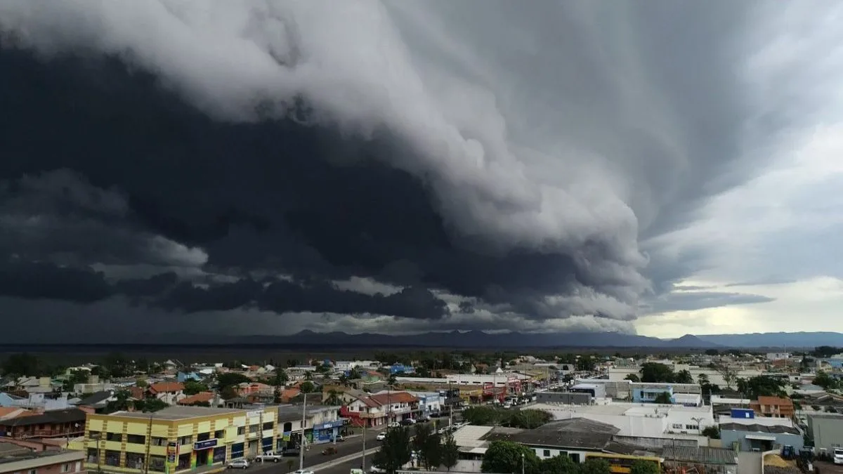 Prepare o guarda-chuva: previsão do tempo indica temporais e até 150 mm de chuva em 3 estados