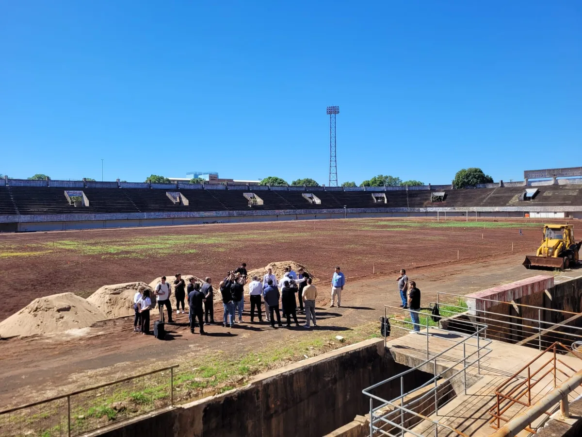 Presidente da CBF visita Morenão para acompanhar plantio de novo gramado