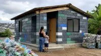 Homem usa garrafas plásticas e constrói vilarejo sustentável no Panamá