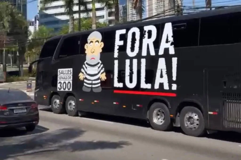 Campanha de Haddad pede que Justiça impeça ônibus com desenho de Lula presidiário de circular