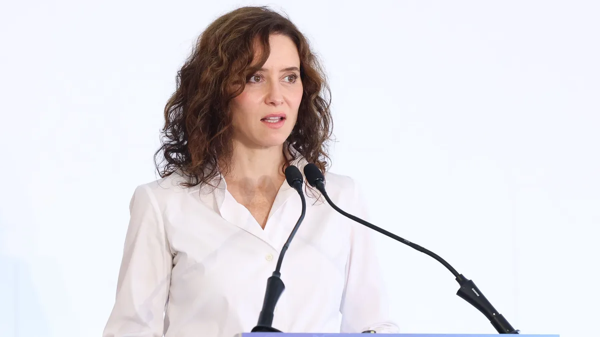 Ayuso tilda de violentas las protestas frente al ático por el desahucio de Maricarmen: “Intentan deshumanizar y acosar”