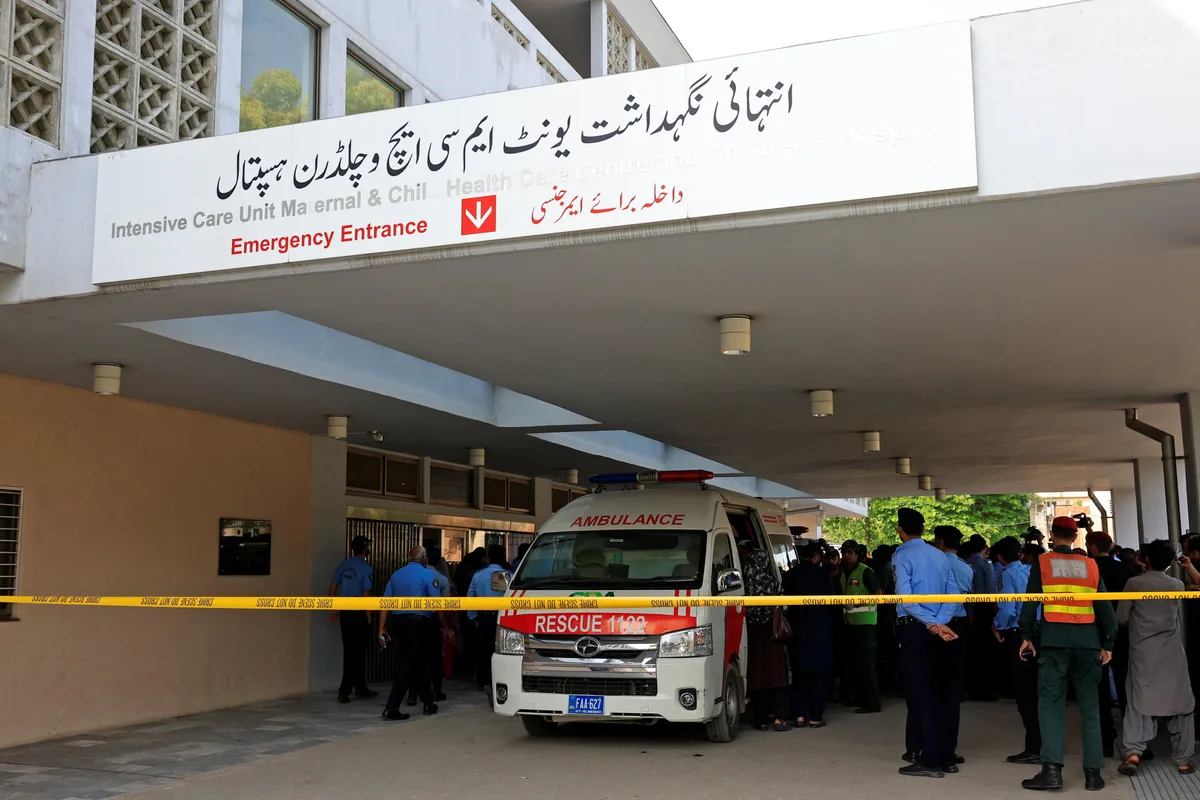 Al menos 14 bebés recién nacidos mueren en un incendio en la sala de ginecología de un hospital de Pakistán
