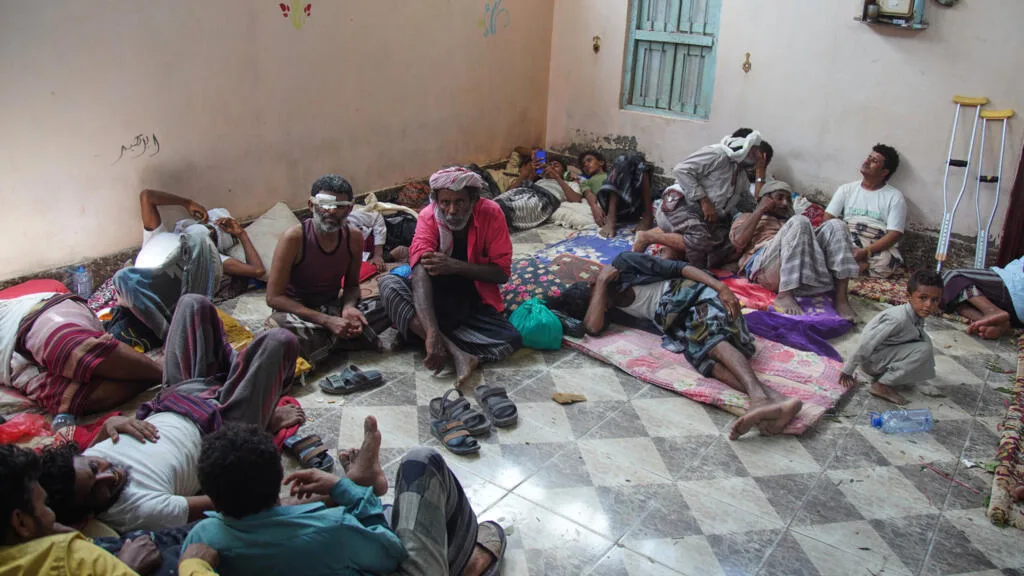 Ofensiva houthi provoca crise humanitária com 76 mil deslocados e superlotação extrema no Yêmen