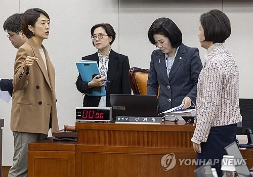 '제자 강제추행 혐의' 경기대 총장, 교육위 동행명령에도 불출석(종합)