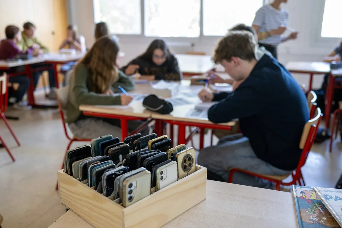 Après le collège, les téléphones portables interdits au lycée dès la rentrée