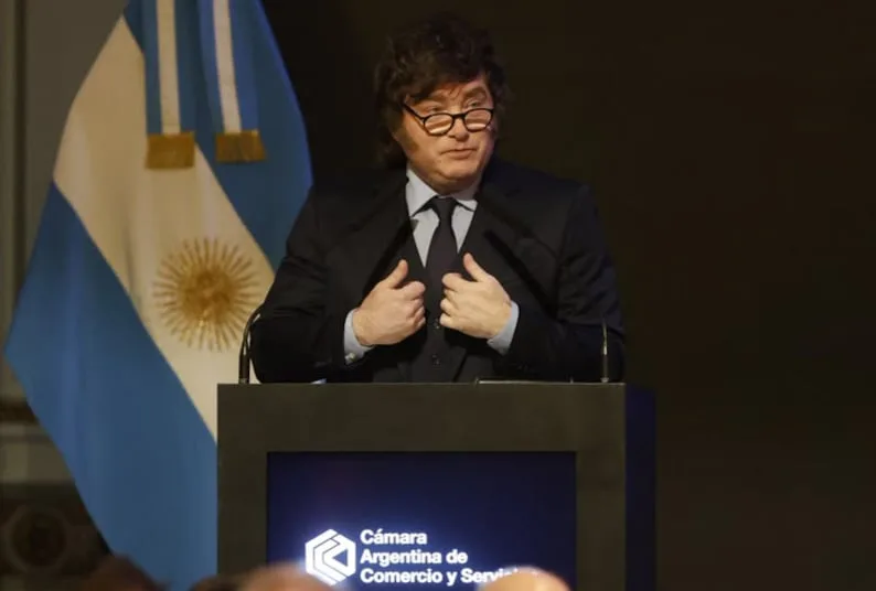 Sin autocrítica, Milei hizo una fuerte defensa del modelo económico y apoyó a Sturzenegger