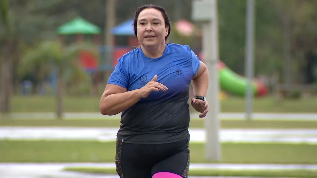 Mãe de dois filhos encontra na corrida uma forma de encarar o câncer de mama