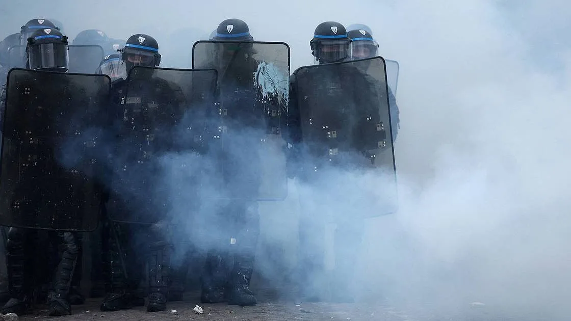 Governo francês autoriza uso de granadas atordoantes em protestos deste sábado
