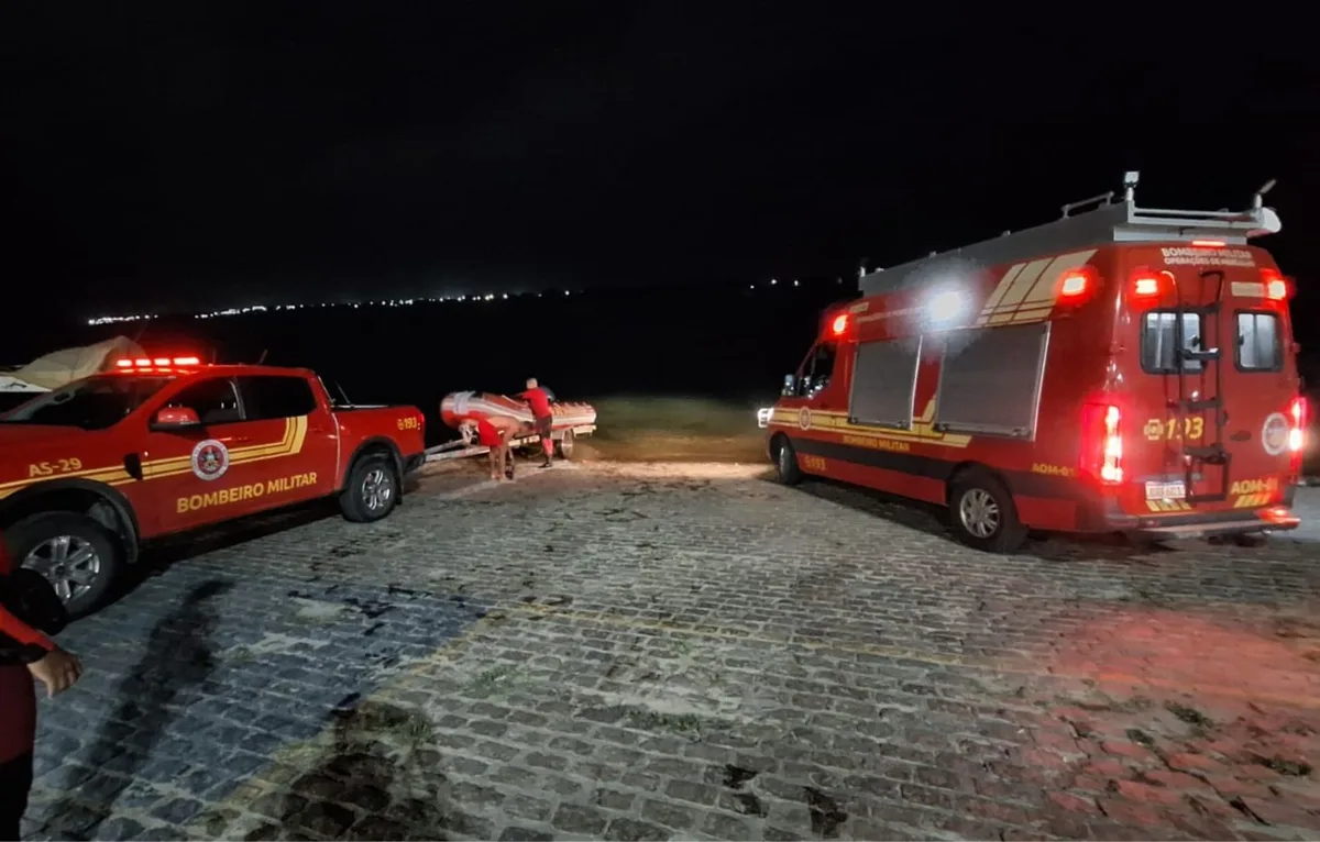 Bombeiros buscam mulher que desapareceu após embarcação virar no Rio São Francisco em Sergipe