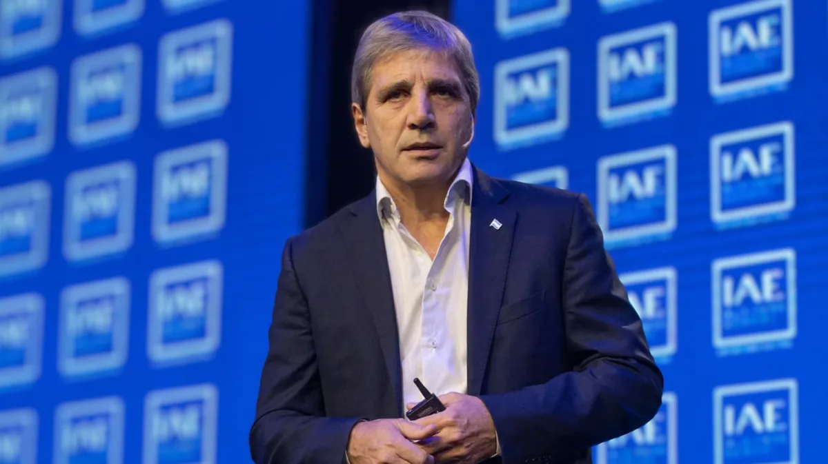 El kirchnerismo promueve la salida de Luis Caputo para forzar una devaluación, el salto inflacionario y la explosión de la pobreza