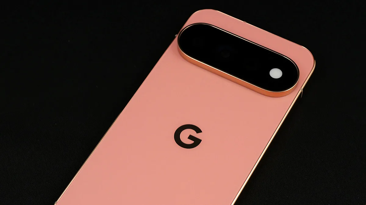 Google製スマートフォン「Pixel 11 Pro」開封の儀、虹色に光る通知ライト「HiLight」も試してみた