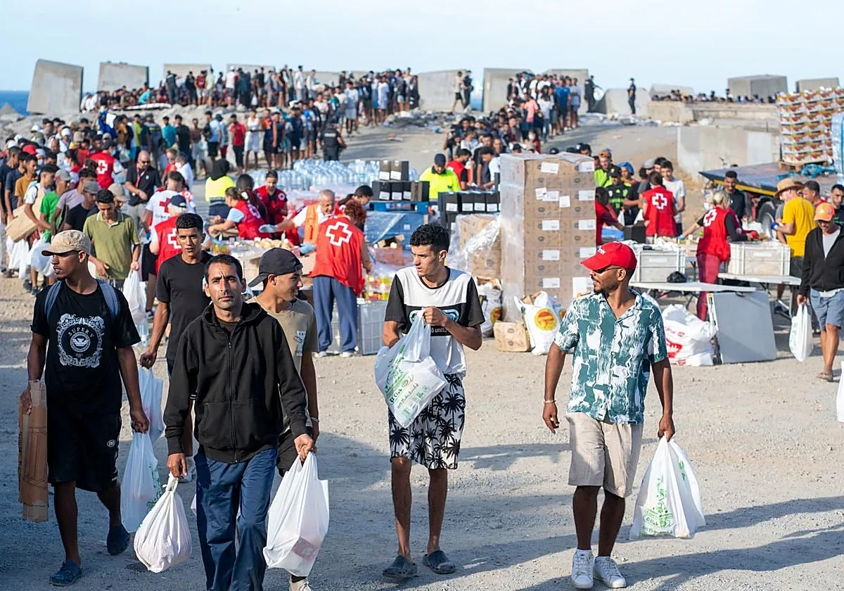 El reparto de comida a los inmigrantes en Ceuta: «Cada día sois más y no hay para todos»