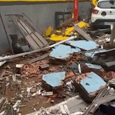“Parecia cena de filme”: temporal derruba oficina e destrói carros de clientes