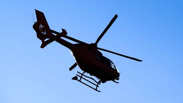 Unfall: Frau am Fähranleger zwischen Autos eingeklemmt