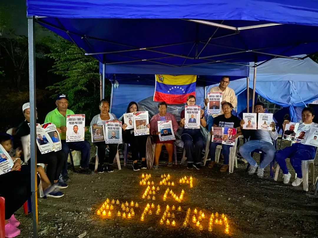 Clippve exige libertad de presos políticos a 224 días de la vigilia en afueras de El Rodeo