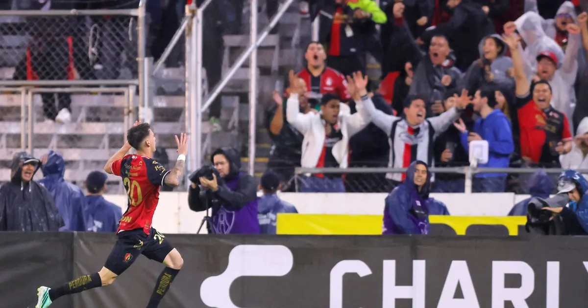 Bautismo de fuego: Kevin Zenón marcó su primer gol en México en un clásico y contra Gabriel Milito