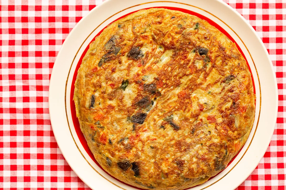 Tortilla de berenjena, la receta que también puedes preparar con calabacín