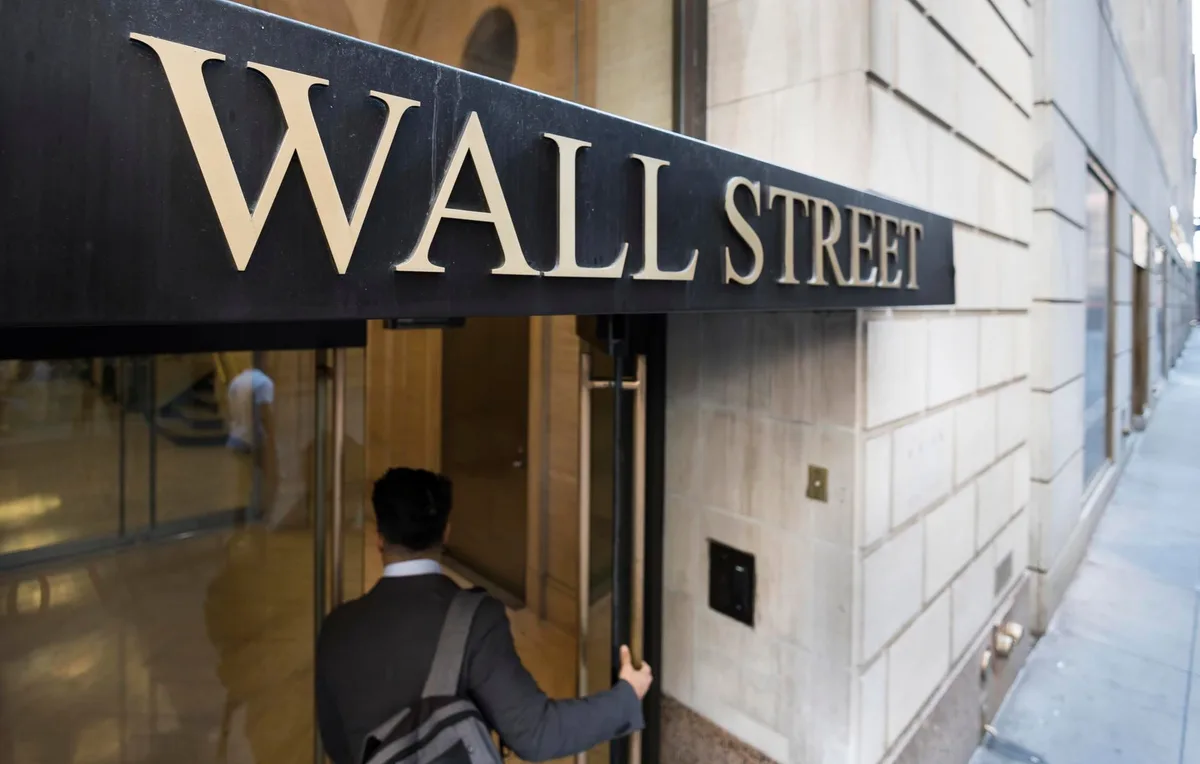 Wall Street amanece con pérdidas por repunte en los precios del petróleo: ¿Cuánto caen HOY las acciones?