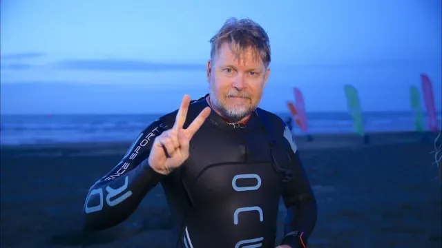 Britânico regressa a casa após volta ao mundo a pé e nado. Levou 28 anos
