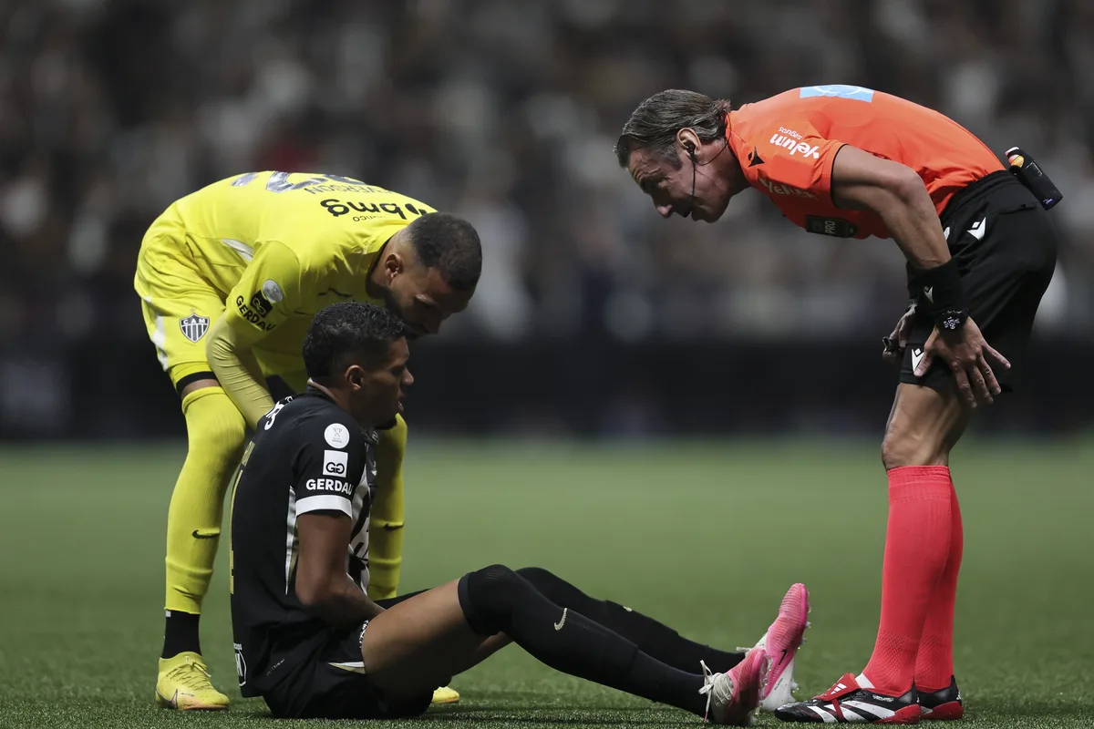 Ruan deixa Atlético-MG x Cruzeiro depois de nova dividida com Kaio Jorge; assista