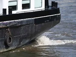 Havarie bei Ludwigshöhe: Tanker mit 250 Tonnen Wasserstoff sitzt im Rhein fest