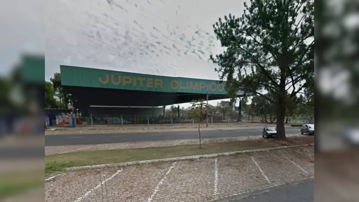 Homem de 50 anos passa mal e morre após aula de natação em complexo esportivo