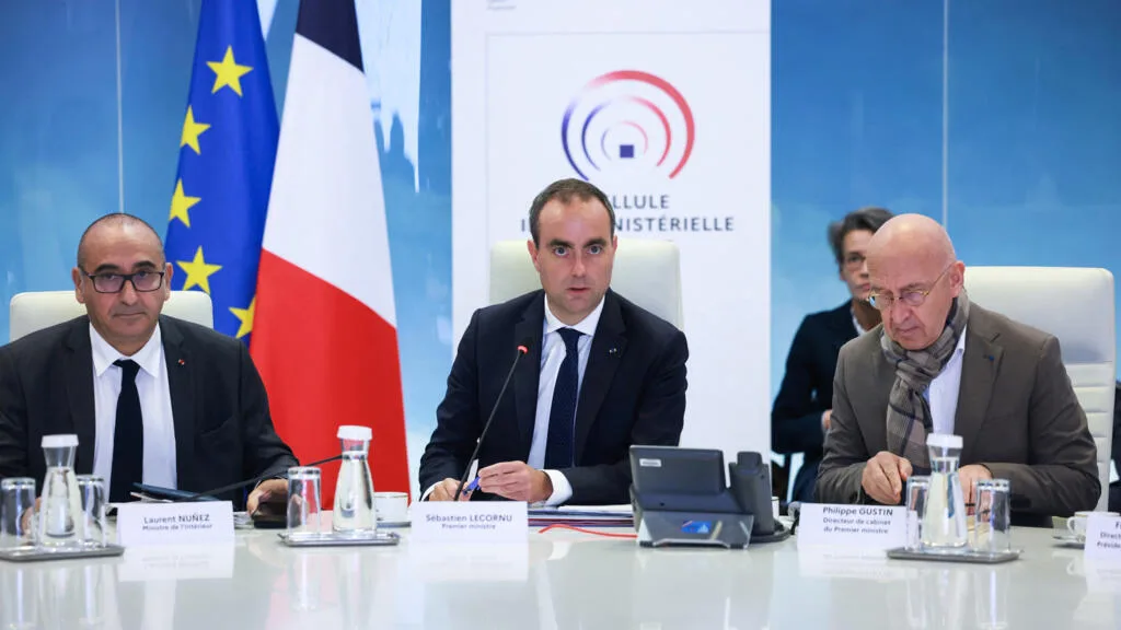 França vai adotar toques de recolher e não descarta estado de emergência, diz premiê