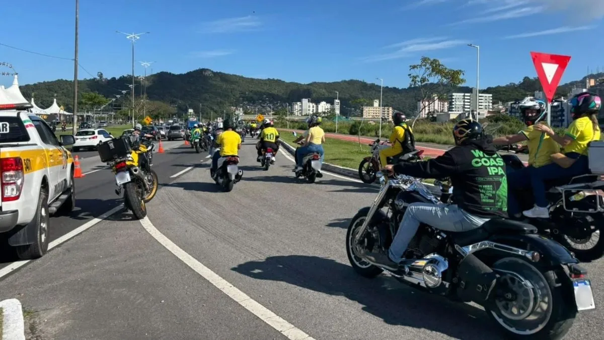 Motociata em apoio a Flávio Bolsonaro movimenta Florianópolis com bandeiras e camisas verde e amarelas
